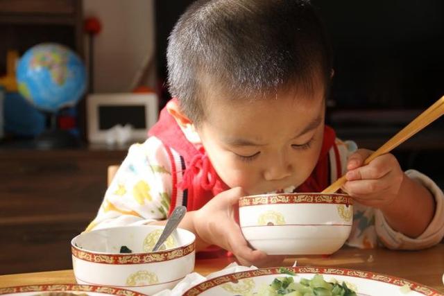 米饭这样煮，相当于喂孩子吃癌细胞，还有很多家长还在这么做！