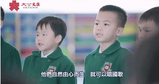 这里是香港，他们唱响国歌的样子，真美！