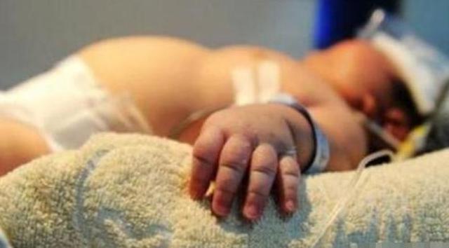 国外600斤女人生孩子，宝宝出生后，称体重的护士却慌了！