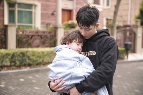 为什么外国一人带几个娃都行，而中国几个人带一个都很累？