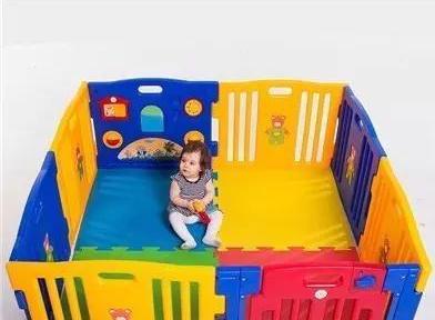 为什么外国一人带几个娃都行，而中国几个人带一个都很累？