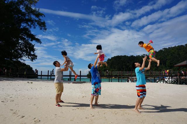 为什么外国一人带几个娃都行，而中国几个人带一个都很累？