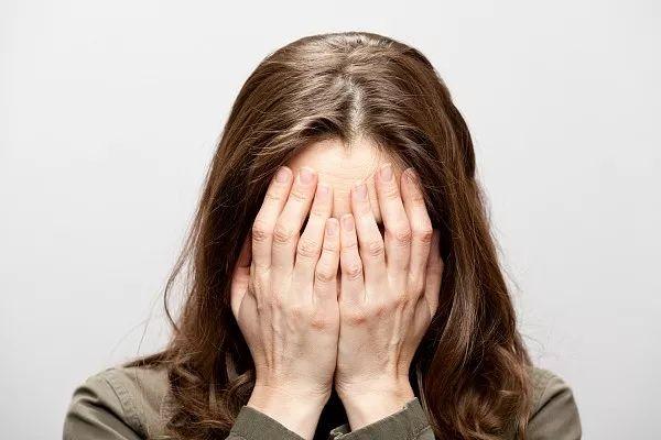 28岁女子每天只想着一句话！还让家人给她……幸亏丈夫发现得早！