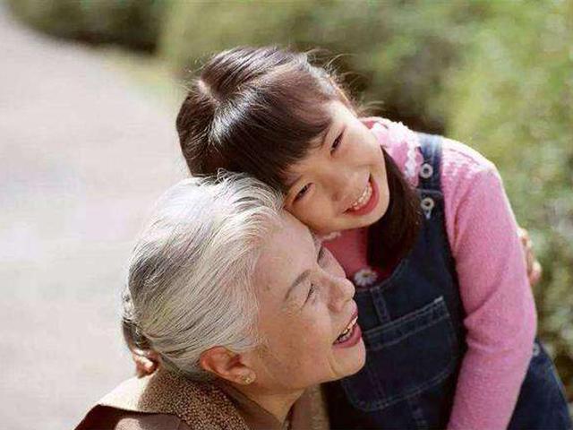 为什么多数时候姥姥带娃，奶奶呢？这两大原因，现实又无奈