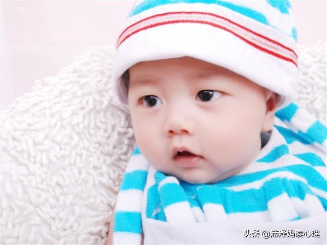 宝宝为啥怕妈妈走，到了晚上就像树袋熊一样挂身上，怎么办