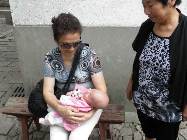 孩子眼中，奶奶和姥姥谁更亲？这些孩子的回答，让大人脸红