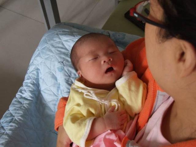 妈妈朝3个月宝宝做鬼脸，接下来小家伙的反应，让爸妈笑抽了