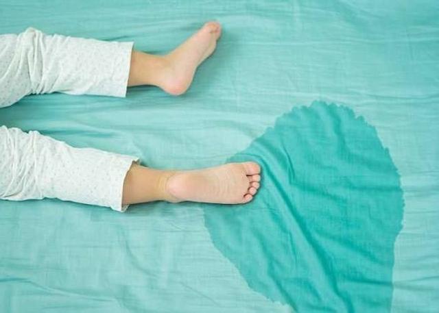 10岁女儿每逢下雨天就尿床，到医院一检查，爸妈低下了头