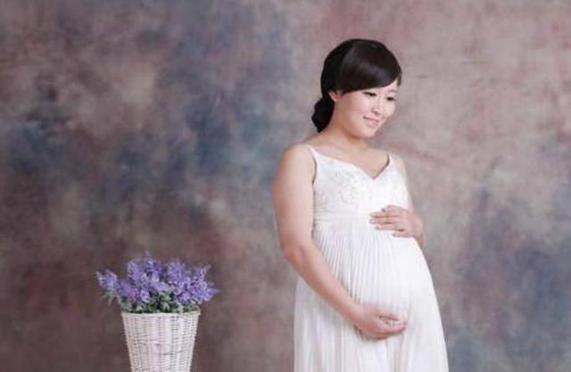 老婆顺产宝宝，医生出来报喜，丈夫看到孩子数量后，一脸愁容