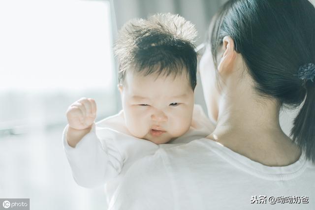 从小帮宝宝培养沟通能力，爸爸妈妈是最好的老师，要做孩子的榜样