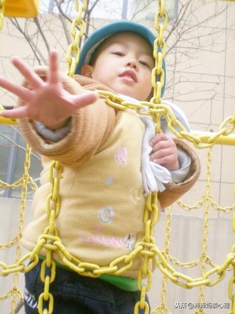 6岁女孩不敢单独下楼，“爸爸，外面有坏人，我不要一个人出门”