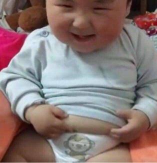 宝宝发现自己有小肚腩，接下来小家伙的反应，让人笑喷了