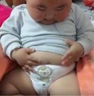 宝宝发现自己有小肚腩，接下来小家伙的反应，让人笑喷了