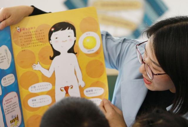 “为什么女生要蹲着，男生却站着？”这位宝妈的回答很到位
