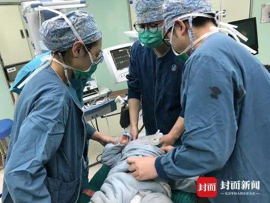 揪心！不满1岁婴儿食管被腐蚀，只因误吞……这东西很多人家里都有