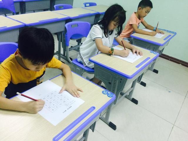 总给孩子安排得明明白白？其实家长越“懒得管”，孩子越懂得自觉