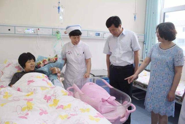 宝妈月子期，亲戚尽量避免去看望，既影响宝宝睡眠又耽误产妇恢复