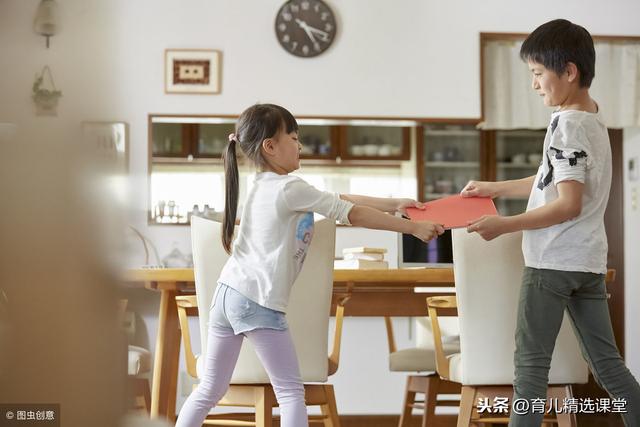 家中2个孩子发生矛盾时，妈妈怎样教育最有效？
