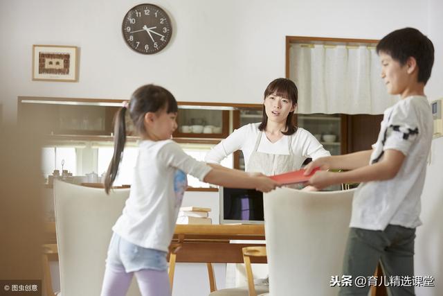 家中2个孩子发生矛盾时，妈妈怎样教育最有效？