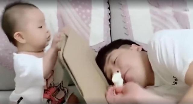 爸爸偷吃雪糕被宝宝发现，接下来宝宝的表情出乎意料，太可爱了