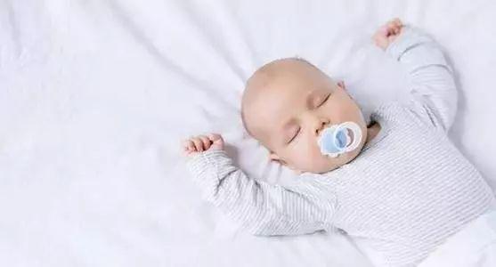 新生儿抱着睡，放下就醒？资深月嫂用这5招，拯救了无数新手家长