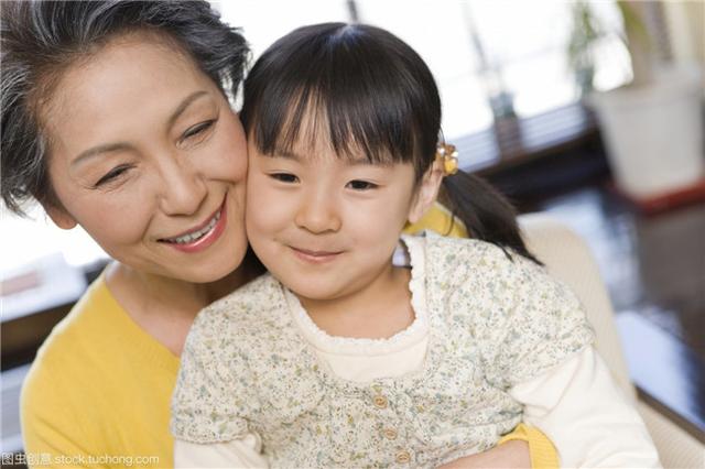 姥姥带大俩外孙，却更喜爱奶奶，孩子说出原因后，家长需要反省！