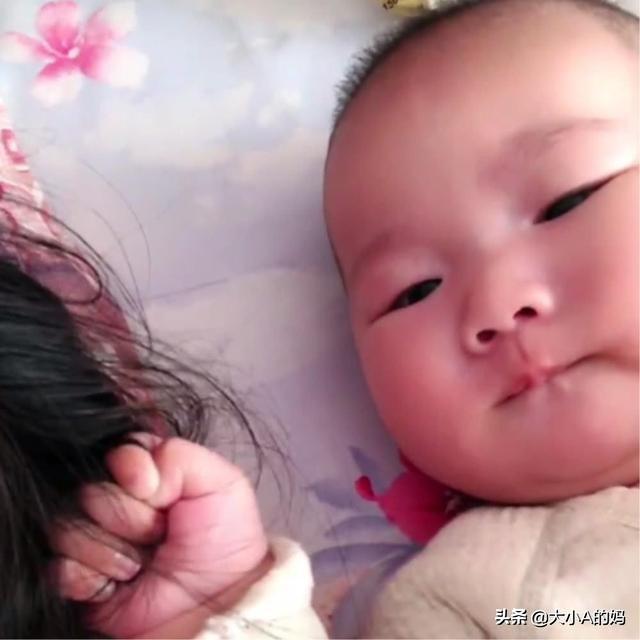 四个月大的宝宝，让人头疼的举动有哪些？是好是坏？怎么破？