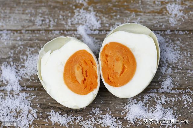 咸鸭蛋味道再好，这3类人也不能过多食用，要经受住诱惑