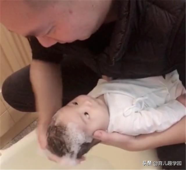 宝爸给宝宝洗头，宝宝的眼神萌化了，宝妈：看的想给孩子换个爸爸