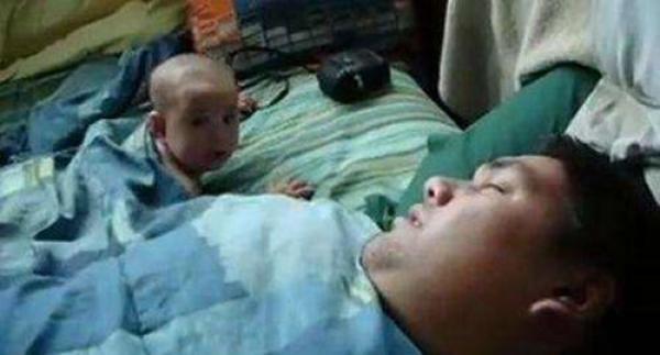 老爸带儿子睡觉，妈妈忙完回卧室，开门一看气得笑喷了