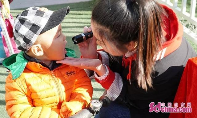 共读绘本、玩 “小猴摘桃”、享受美食 幼儿入园体验精彩园内生活