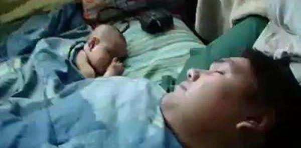 老爸带儿子睡觉，妈妈忙完回卧室，开门一看气得笑喷了