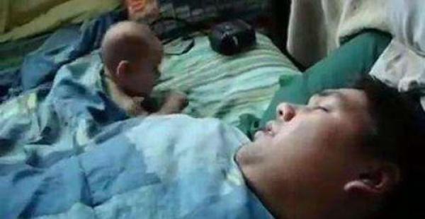 老爸带儿子睡觉，妈妈忙完回卧室，开门一看气得笑喷了