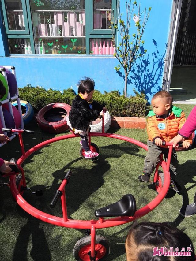 共读绘本、玩 “小猴摘桃”、享受美食 幼儿入园体验精彩园内生活
