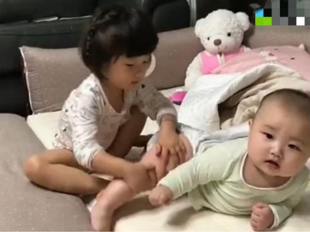 3岁姐姐帮7个月弟弟换尿不湿，姐姐接下来的动作，笑喷了