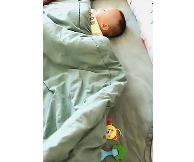 别人家的孩子懂事？睡觉还不忘给妈妈腾出位置！孩子睡觉的那些事