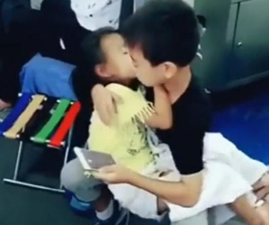 兄妹二人在火车上没有座位，哥哥的做法，真是让父母感动又心疼