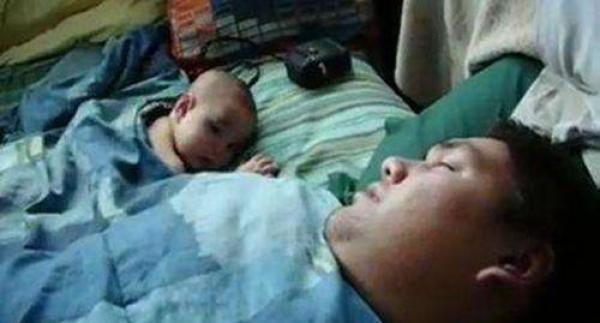 老爸带儿子睡觉，妈妈忙完回卧室，开门一看气得笑喷了