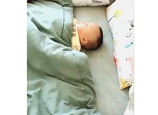别人家的孩子懂事？睡觉还不忘给妈妈腾出位置！孩子睡觉的那些事