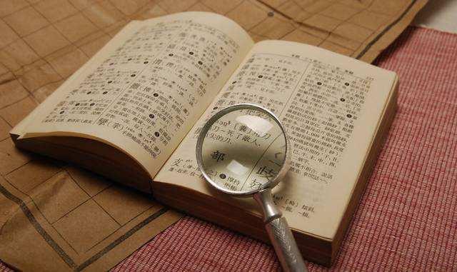 爸爸姓闪，给双胞胎儿子取这一名字，上户口时工作人员哄堂大笑