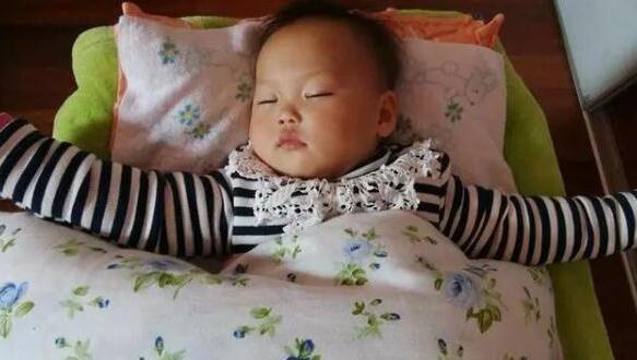 孩子晚上老是踢被子，难道只是热？这两种情况被家长忽略掉了