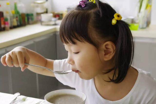 宝宝发出4个“信号”，是内火大、积食了！家长别不当回事儿