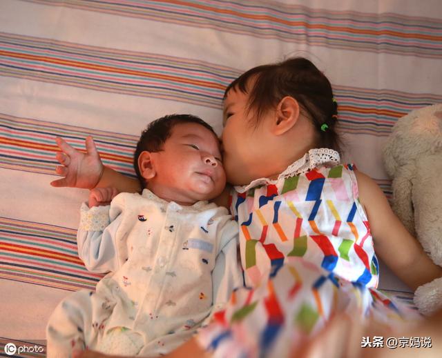 1岁宝宝以奶为主还是辅食为主？很多家长做错，看看指南怎么说