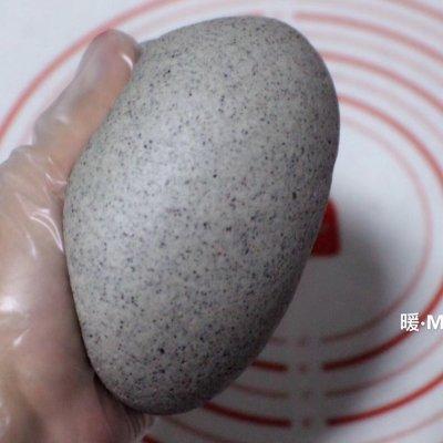 宝宝辅食补钙黑芝麻双色刀切馒头