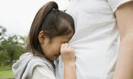 爸爸姓白，自认为给女儿取的名字文雅，女儿上一天学就央求改名字