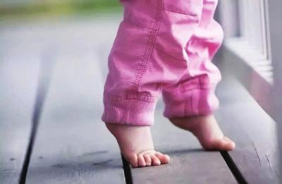 孩子光脚跑会受寒？孩子没你想的那么娇气