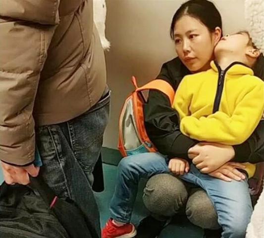女儿坐地铁睡着，妈妈蹲角落当沙发，起身那一刻，众人泪目