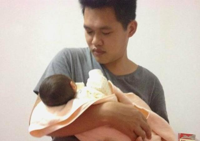 宝宝哭闹时，到底要不要抱？其实，你要以这个月龄为分割线！