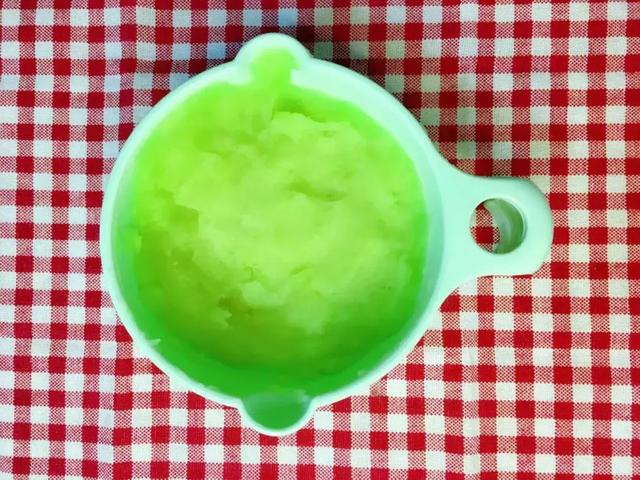 这样和宝宝一起做健康小零食，既锻炼动手能力，又增进亲子关系