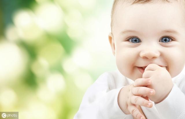 新生儿多大能出门晒太阳？一个月太早了